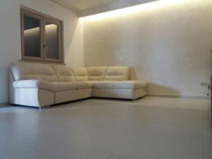 un soggiorno con divano bianco in una camera di Villa Sabaudia a Sabaudia