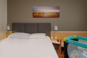 Postel nebo postele na pokoji v ubytování ibis Hotel Würzburg City