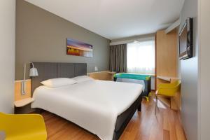 Postel nebo postele na pokoji v ubytování ibis Hotel Würzburg City