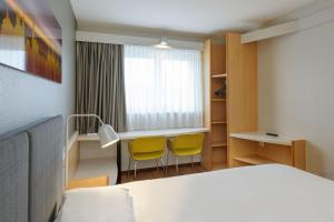 Postel nebo postele na pokoji v ubytování ibis Hotel Würzburg City