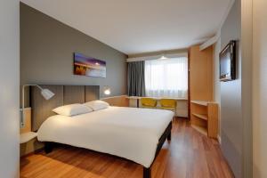 Postel nebo postele na pokoji v ubytování ibis Hotel Würzburg City
