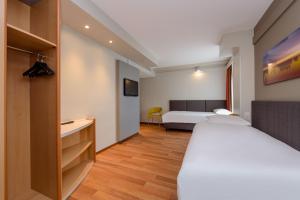 Postel nebo postele na pokoji v ubytování ibis Hotel Würzburg City
