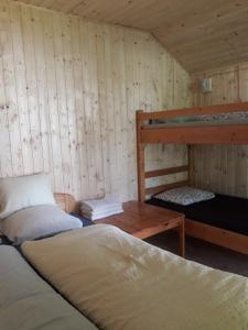 Bunk bed o mga bunk bed sa kuwarto sa Göcsej Völgye Kemping