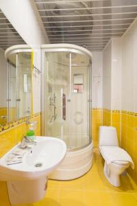 ein Bad mit einem Waschbecken, einer Dusche und einem WC in der Unterkunft Elle Hotel in Sochi