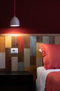 - une chambre avec un lit et une table avec un oreiller rouge dans l'établissement B&B L'Eroico, à Gaiole in Chianti