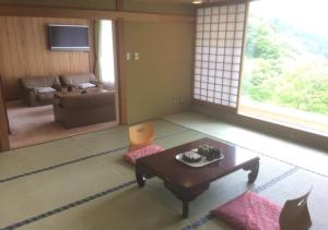 Ein Sitzbereich in der Unterkunft Higashiyama Park Hotel Shinfugetsu