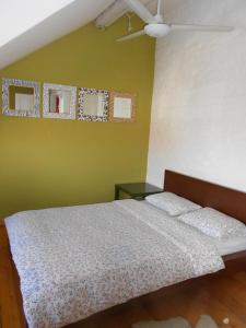 Postel nebo postele na pokoji v ubytování Vintage Luxurious house