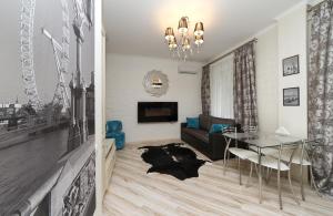 ein Wohnzimmer mit einem Tisch und einem Sofa in der Unterkunft Апартаменты на Бассейной in Kiew