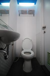 Um banheiro em Swift Inn Aeropolis Airport
