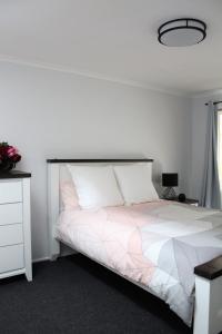 Ein Bett oder Betten in einem Zimmer der Unterkunft Mignon Cottage 9 Noongah Terrace
