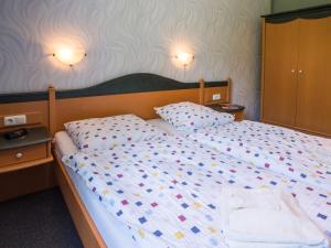 a bedroom with a large bed with two pillows at Ferienhaus am Maiglöchchenberg 5 in Ostseebad Karlshagen