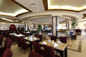 A restaurant or other place to eat at Rehana Royal Beach Resort - Aquapark & Spa - Family & Couples Only - Premium Ultra All-Inclusive 24H