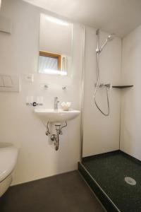 Ein Badezimmer in der Unterkunft Gasthof Krone