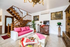كرتفاروسي سالادي هاز في بودابست: غرفة معيشة مع أريكة وردية ودرج