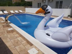 una piscina con cigno gonfiabile di Bianca Apartments a Herceg-Novi