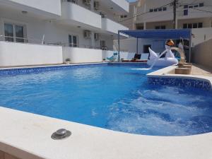 een zwembad met een glijbaan in een gebouw bij Bianca Apartments in Herceg-Novi