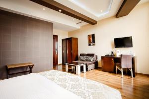 Televisyen dan/atau pusat hiburan di Hotel Orion Tbilisi
