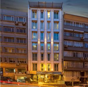 Un grand bâtiment avec des lumières sur son côté dans l'établissement Housez Suites & Apartments Special Class, à Istanbul