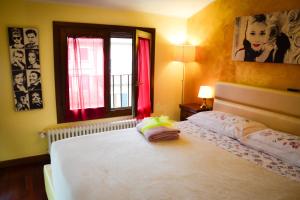 a bedroom with a large white bed with a window at Villa Anis Bed and Breakfast in Selvazzano Dentro