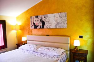 - une chambre avec un lit et une peinture murale dans l'établissement Villa Anis Bed and Breakfast, à Selvazzano Dentro