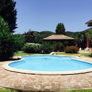 una grande piscina in un cortile di Chia - Casa Margherita a Chia
