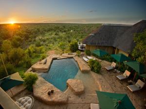 
A view of the pool at Makumu Private Game Lodge or nearby
