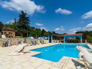 una piscina con statue di orsi polari accanto ad essa di Beautiful holiday home with private pool a Saint-Cernin-de-lʼHerm