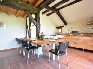 uma grande cozinha com uma mesa de madeira e cadeiras em Authentic holiday home in Oussoy en G tinais em Oussoy-en-Gâtinais
