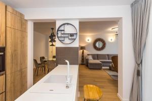una cucina e un soggiorno con piano di lavoro bianco di Perla Apartmani Split a Spalato (Split)
