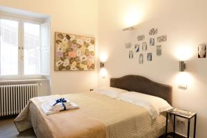 una camera da letto con un letto con un nastro blu sopra di Angeli di terra a Salerno