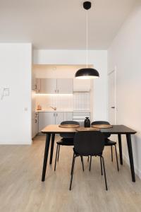uma sala de jantar com mesa e cadeiras em House 22 em Kortrijk