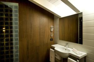 A bathroom at Viola Mhotel