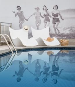 a mural of women jumping into a swimming pool at Regente Aragón Gastronómico in Salou