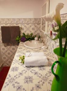 łazienka z umywalką i umywalką w obiekcie Casa da Roseira w mieście Nordeste