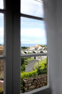 ノルデスチにあるCasa da Roseiraの道路と橋の景色を望む窓