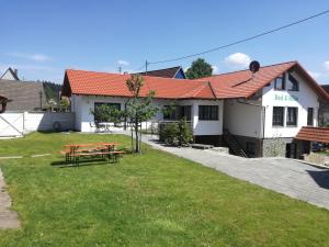 a house with a picnic table in the grass at Bed & Bike in Trichtingen