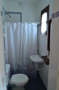 y baño con aseo y lavamanos. en Hospedaje 371 en Salta