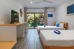 TV a/nebo společenská místnost v ubytování Birch Resort Port Douglas