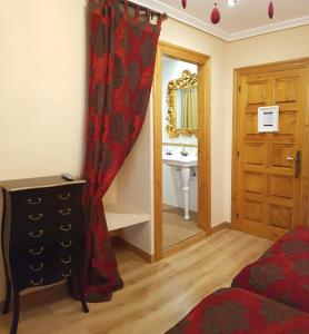 ein Schlafzimmer mit einem Bad mit einem Waschbecken und einem Spiegel in der Unterkunft Legado de Ugarte, Casa Rural in Laguardia