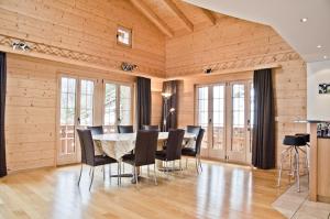 una sala da pranzo con tavolo e sedie di Chalet Rivendell - GRIWA RENT AG a Grindelwald