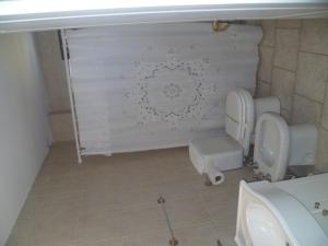 y baño con aseo, urinario y lavamanos. en Acquamarina Hotel en Villa Gesell