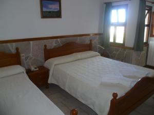 une chambre avec deux lits et une fenêtre dans l'établissement Acquamarina Hotel, à Villa Gesell