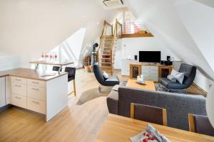 uma sala de estar com um sofá e uma televisão em Winkelschiffchen I mit Sauna em Juist