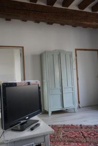 Μια τηλεόραση ή/και κέντρο ψυχαγωγίας στο Rémalard appartement