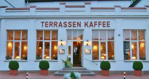 a white building with a sign that readstreason kate at Pension Radke in Heringsdorf