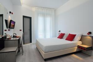 A bed or beds in a room at Hotel Boemia
