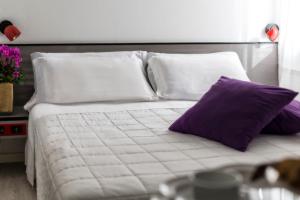 A bed or beds in a room at Hotel Boemia