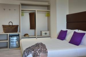 A bed or beds in a room at Hotel Boemia