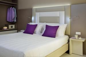 A bed or beds in a room at Hotel Boemia