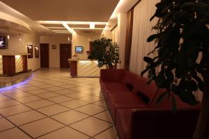 una sala de espera con sofá en el vestíbulo en Akkoc Boutique Hotel, en Adana